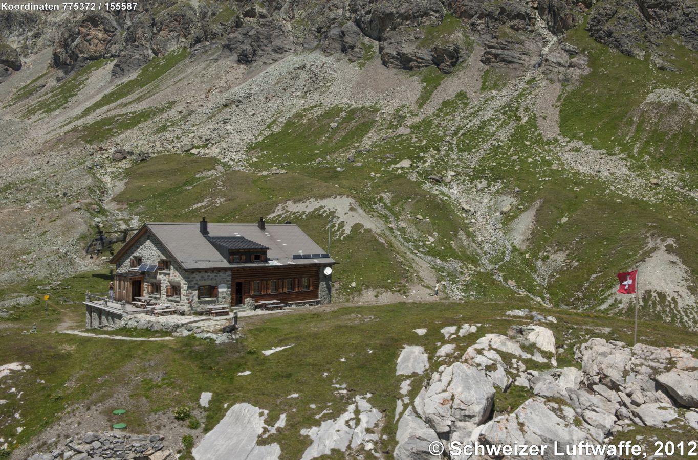 Chamanna Jenatsch CAS . Die Hütte hat 75 Schlafplätze, aufgeteilt in verschiedene Zimmer. Zudem gibt's ein kleines Holzhaus mit Doppelbett und eine Sauna mit Holzofen.